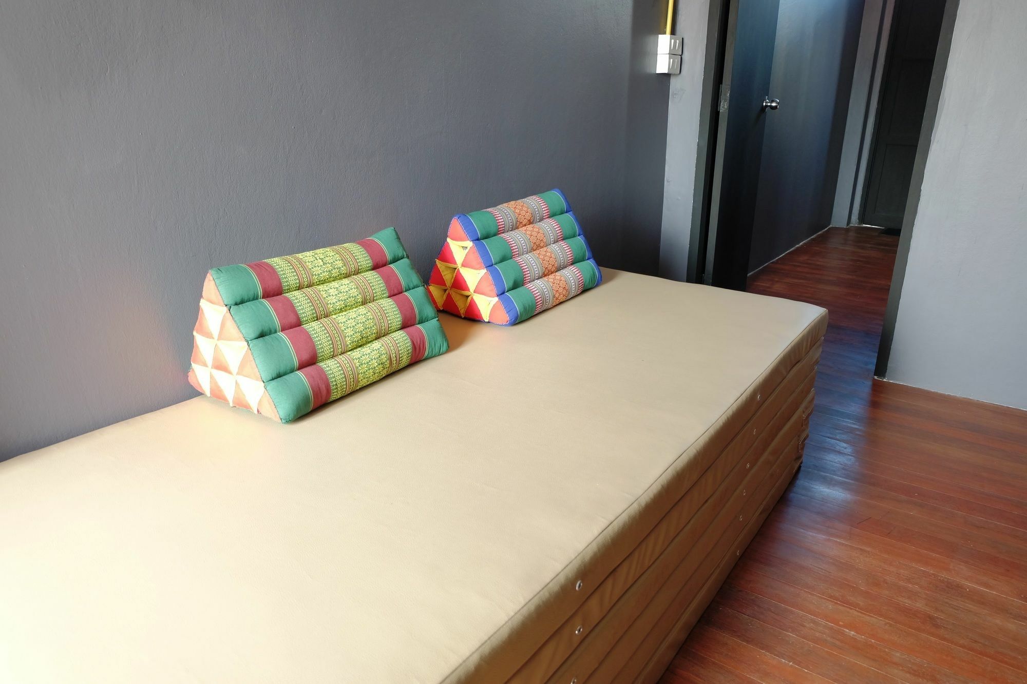Bts Khaosan Hostel Bangkok Exterior photo